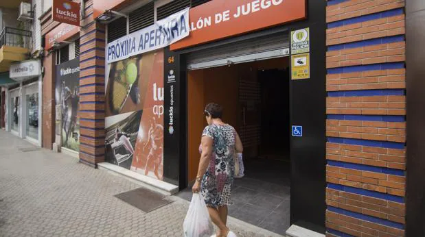 Las apuestas deportivas reactivan el negocio de los salones de juego en Sevilla
