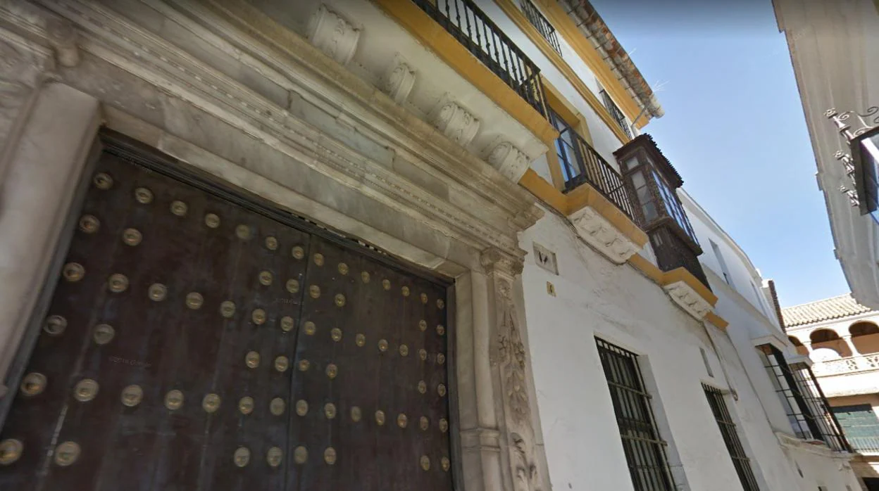 Fachada del edificio situado en el número 4 de Guzmán el Bueno