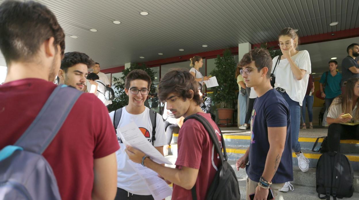 Estudiantes repasando antes de comenzar las pruebas de acceso a la universidad