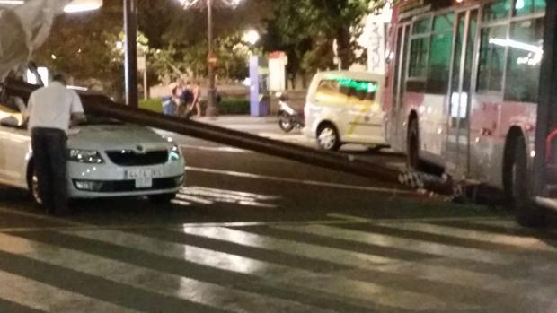 Un poste metálico cae sobre un taxi en la Plaza del Duque