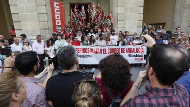 Medio millar de personas protestan contra el ERE en «El Correo de Andalucía»