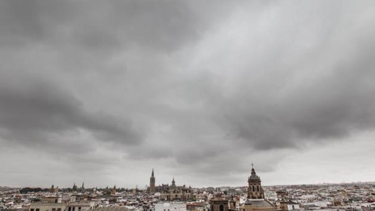 El cielo nublado en la capital hispalense