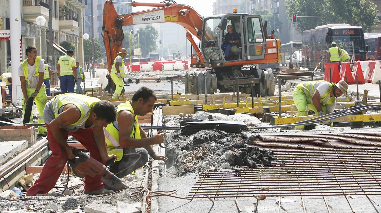 Trabajadores en una obra en plena vía pública