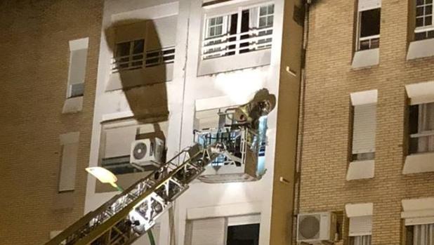 Una vivienda de Sevilla se incendia tras impactar un rayo en la antena del edificio