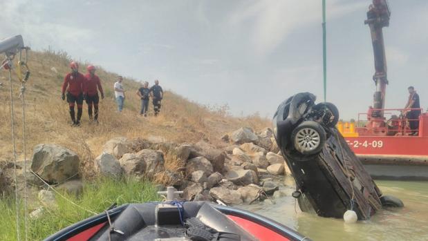 Los bomberos de Sevilla rescatan un vehículo con matrícula portuguesa del Guadalquivir