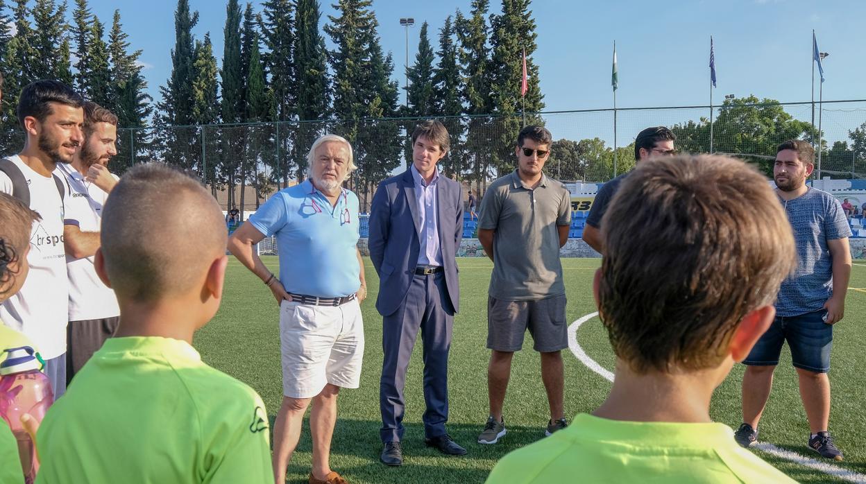 El delegado de Deportes, david Guevara, en el campo de fútbol Antonio Puerta