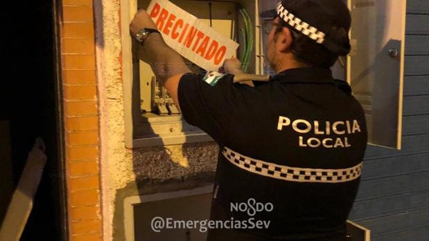 La Policía Local precinta dos bares en Los Remedios con salida de emergencia bloqueda y superando el aforo