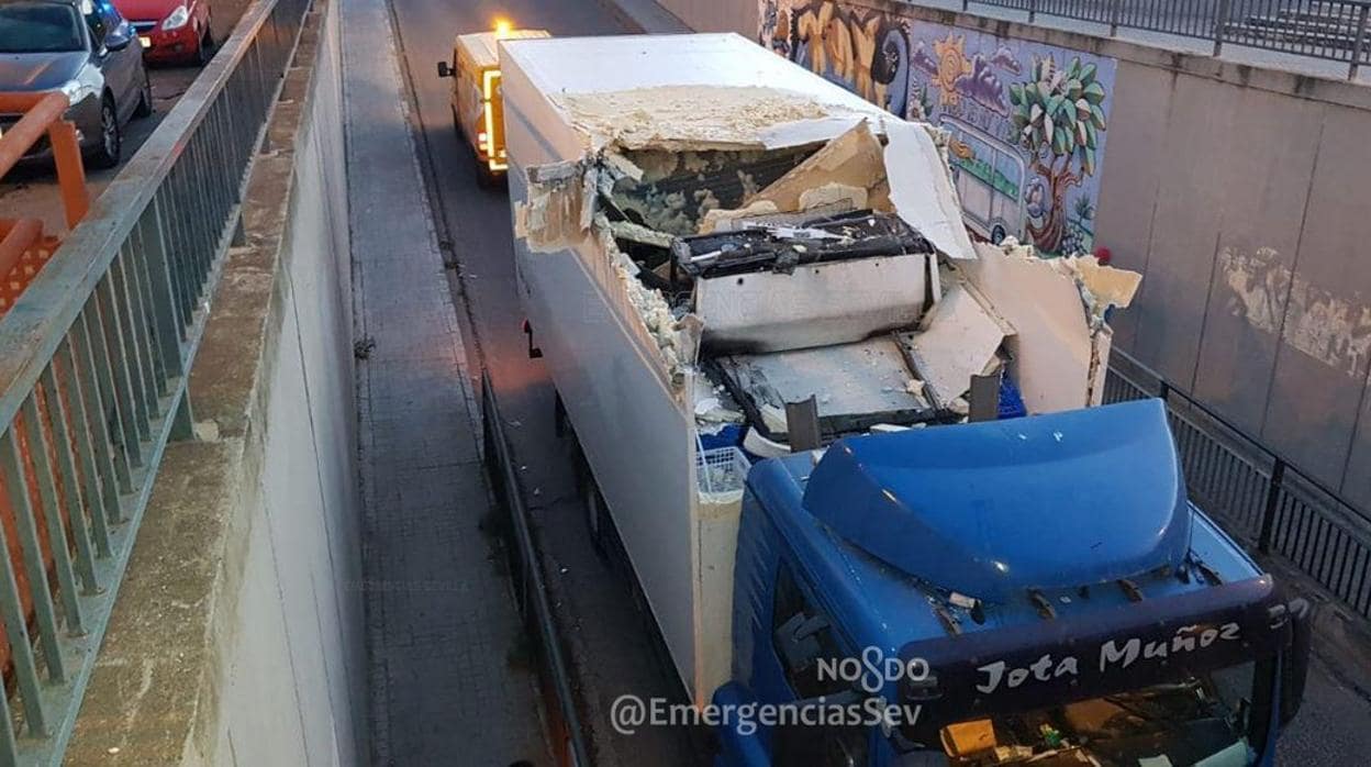 Desvíos de tráfico en Torreblanca por el choque de un camión contra la parte superior de un túnel