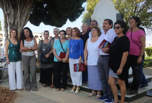 La delegada Adela Castaño visita los trabajos con familiares y asociaciones memorialistas