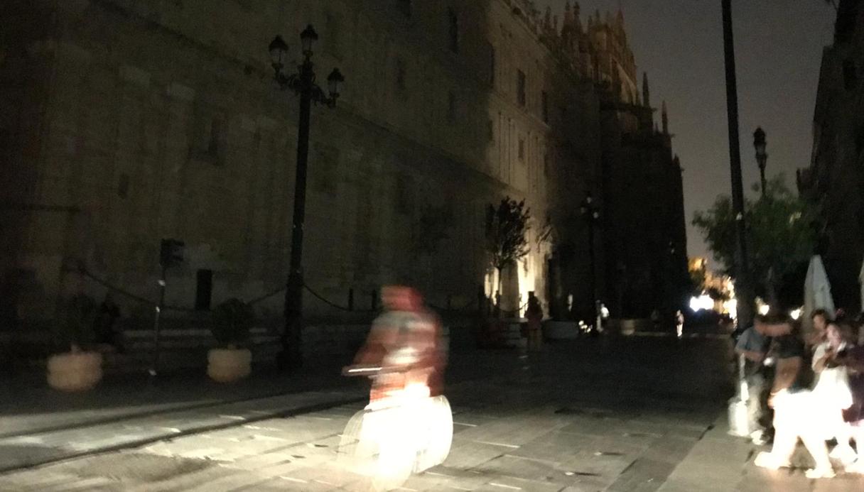 La Catedral de Sevilla apagada en la noche de este miércoles