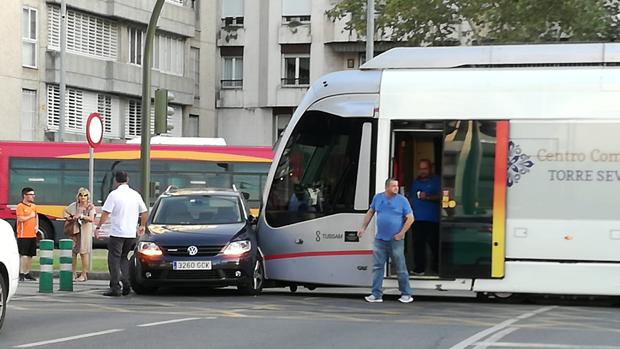 El Metrocentro arrolla a un coche en la Enramadilla