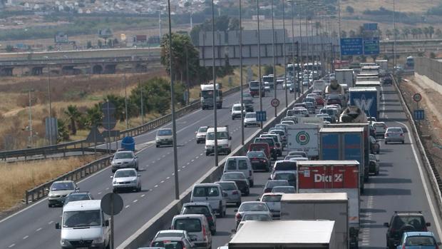 La SE-30, colapsada por un accidente