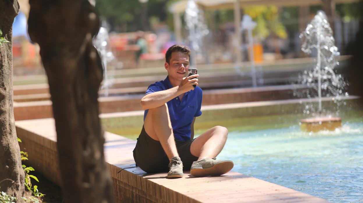 Un joven junto a una fuente en Sevilla