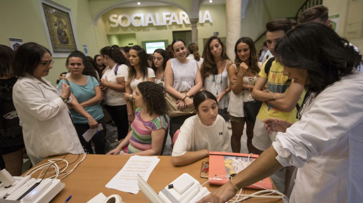 Los farmacéuticos enseñan a los ciudadanos algunas de las prestaciones que ofrecen las boticas