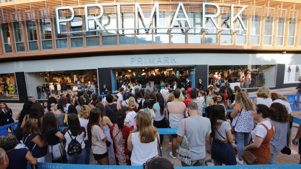 Miles de sevillanos en la inauguración de la primera tienda de Primark en Sevilla