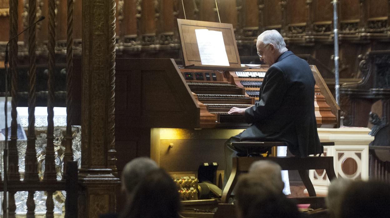 El difunto padre Ayarra tocando el órgano de la Catedral en una imagen de archuivo