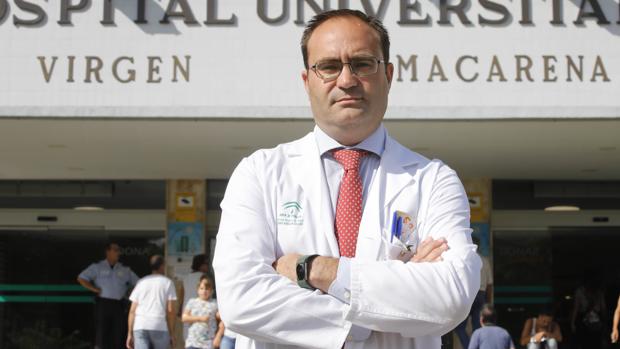 Antonio Castro, director del hospital Virgen Macarena: «Es prioritario quitar las habitaciones con tres camas»