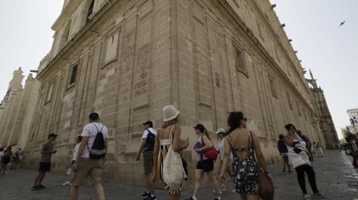 El juez recuerda las características especiales del pavimento que rodea el templo catedralicio