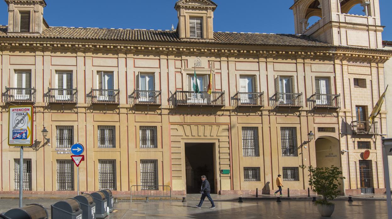 El palacio de Altamira, en la calle Santa María la Blanca