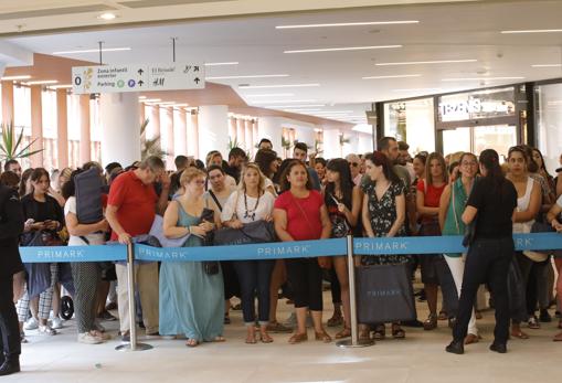 Una de las colas para entrar en Pimark a través de la planta primera del centro comercial