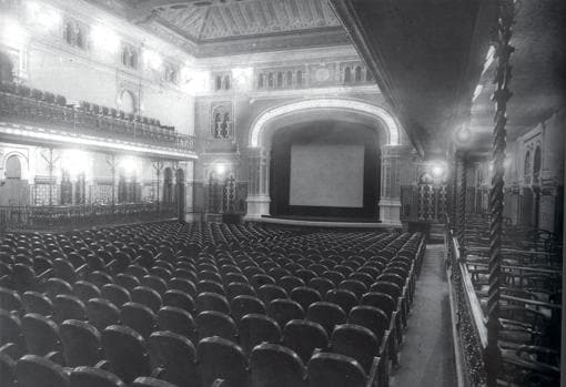 Antiguo cine Lloréns, que conserva su escenario y embocadura, aunque hoy es un salón recreativo
