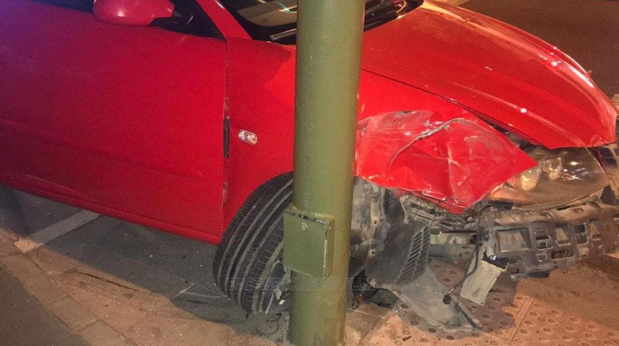 Así quedó el vehículo tras empotrarse contra un semáforo en la Macarena