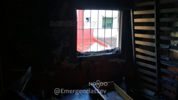 Tres heridos en Sevilla al inhalar humo del incendio de la vivienda contigua a la que se encontraban