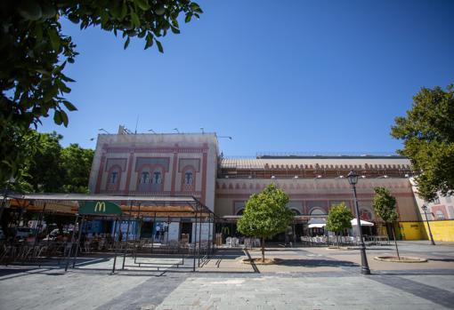 Fachada lateral de la antigua estación de Plaza de Armas