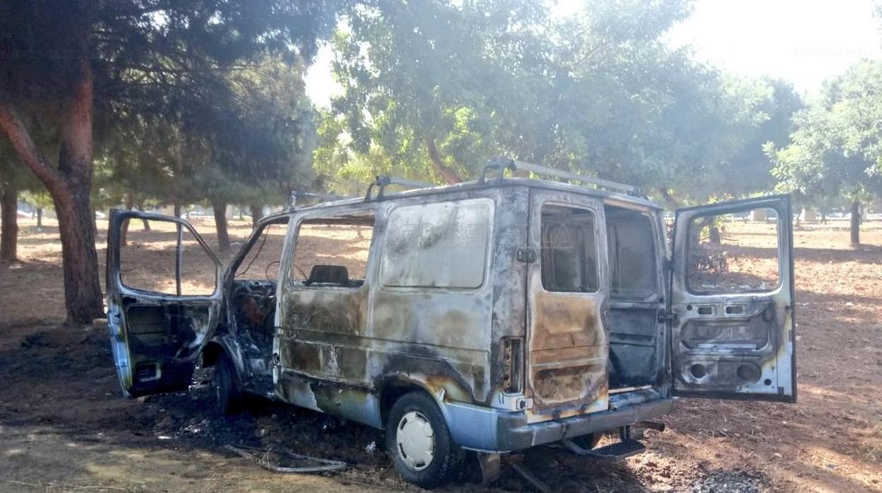 Estado en el que quedó la furgoneta una vez sofocado el incendio