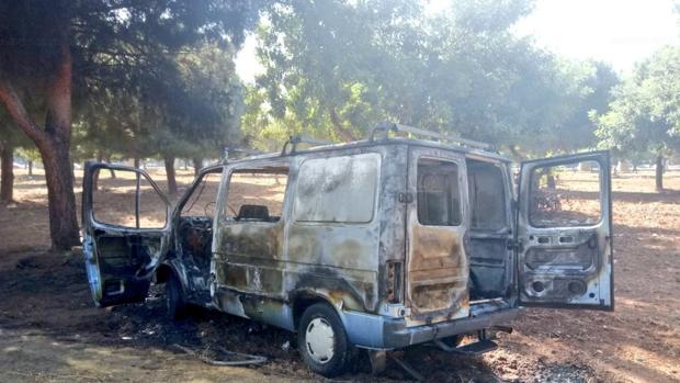 Una furgoneta sale ardiendo entre el cementerio y Pino Montano y deja una espectacular columna de humo