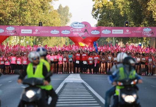 Diez mil personas participan en Sevilla en una exitosa «marea rosa» que conciencia sobre el cáncer de mama