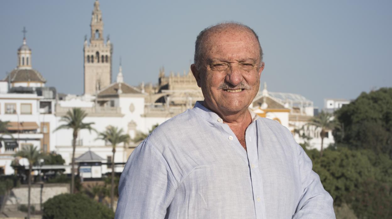 Huguet Pretel en el puente de Triana, su rincón favorito