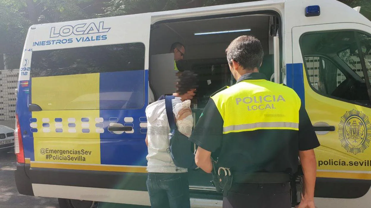 El detenido por la Policía Local de Sevilla conducía con un brazo escayolado