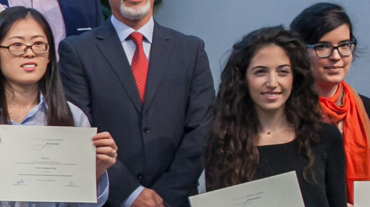 Los galardonados, junto a la presidenta de la Junta