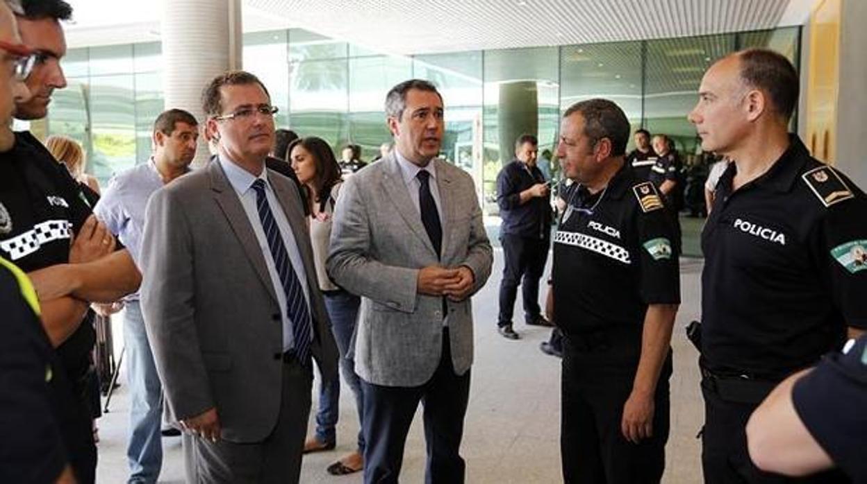 El alcalde Juan Espadas y uno de los acusados, el superintendente García a su derecha en un acto