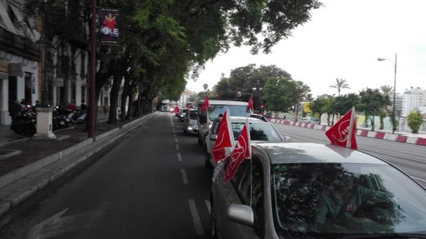 Una caravana de cien vehículos protesta contra la política de personal del alcalde de Sevilla, Juan Espadas