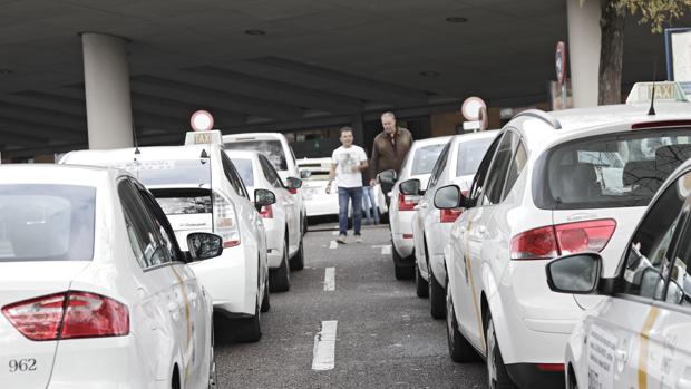 Los taxistas de Sevilla pararán el 26 de octubre para pedir más controles de los VTC