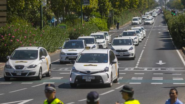 Los taxistas anuncian más paros totales en Sevilla en su guerra contra Uber y Cabify