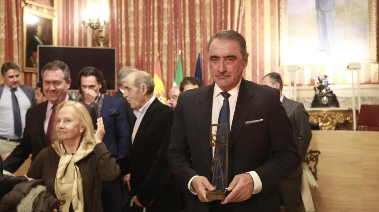 Carlos Herrera con su galardón en el Ayuntamiento de Sevilla