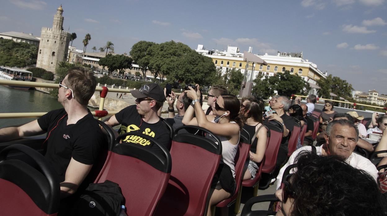 Turistas, en un autobús de la empresa City Sightseeing en Sevilla