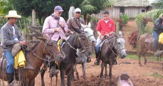 Claro Jesús Díaz viaja sobre un burro para visitar una de las capillas