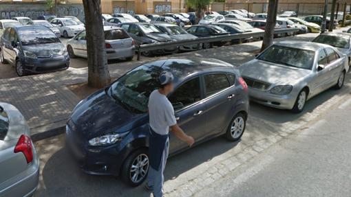 Estacionamiento en un solar de la calle Moreno Galván