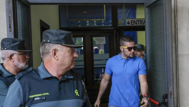 El juez abre juicio oral contra el miembro de La Manada que robó unas gafas en Sevilla