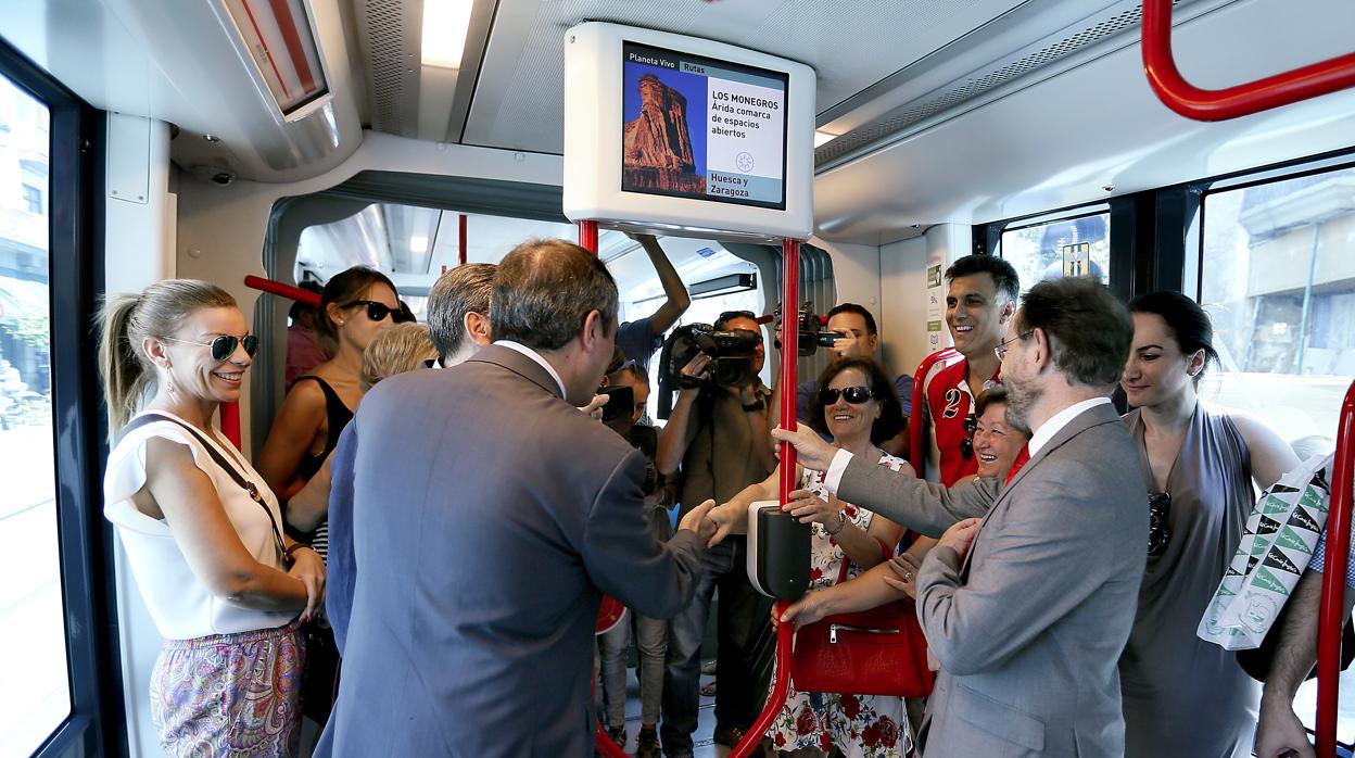 El alcalde y el consejero de Fomento de la Junta de Andalucía, viajando en el Metrocentro