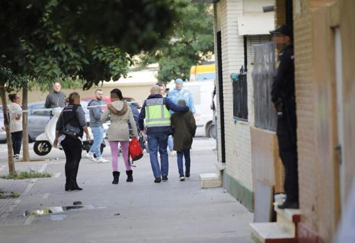 Un agente de la Policía acompaña al hijo de la víctima