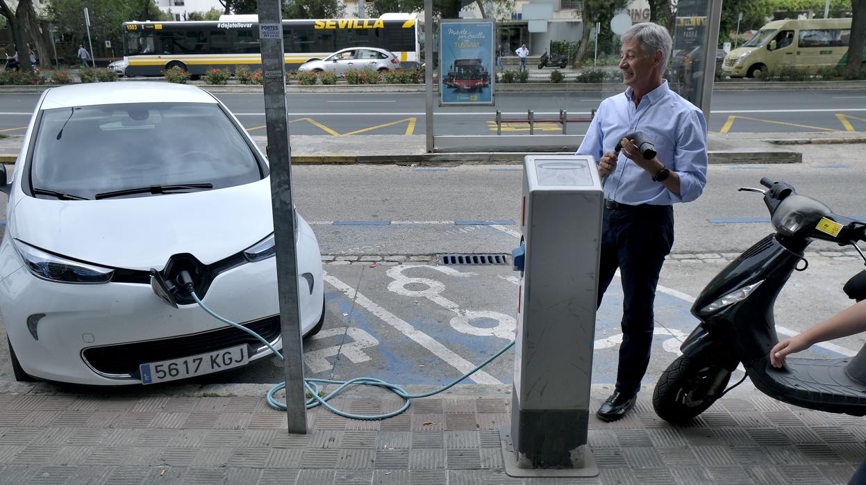Un coche eléctrico recargando en Sevilla