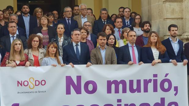 Concentración en la puerta del Ayuntamiento de Sevilla