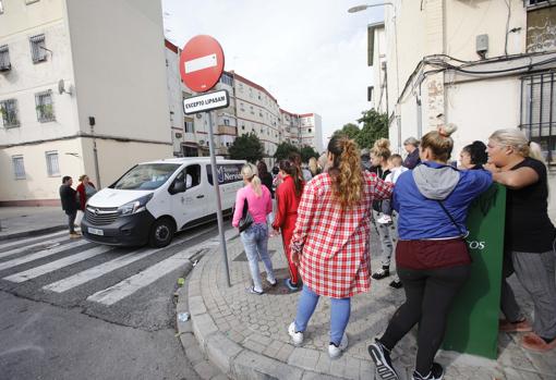 Vecinos de los Pajaritos observan como el furgón de la funeraria traslada el cuerpo al Instituto de Medicina Legal