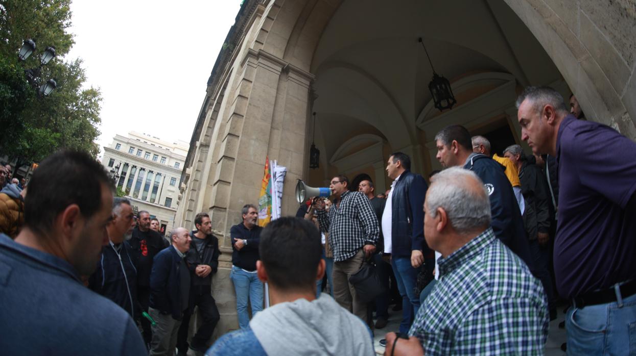 Concentración de taxistas este viernes en el Ayuntamiento de Sevilla