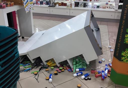 Los ladrones destrozaron el interior de la tienda de los Bermejales